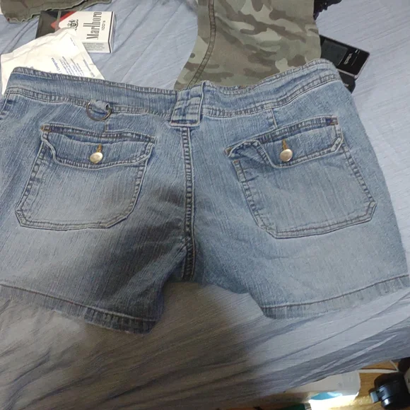 Short shorts - Picture 2 of 2